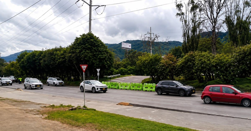 Foto de varios carros en una vía de Bogotá