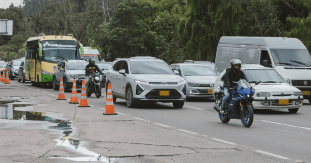 Foto que muestra vehículos circulando por las calles de Bogotá.