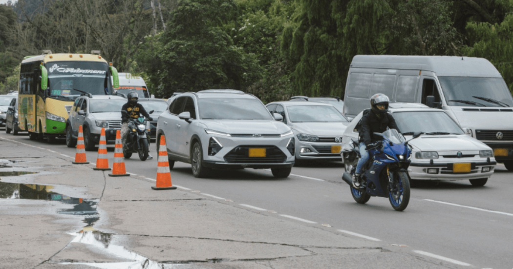 Foto que muestra vehículos andando por las calles 