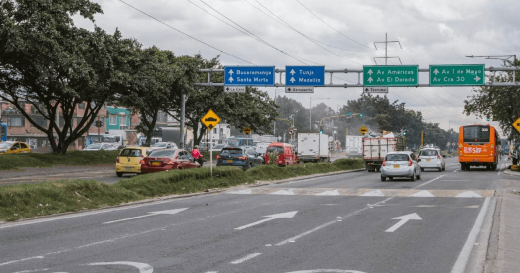Vehículos transitando por Bogotá.