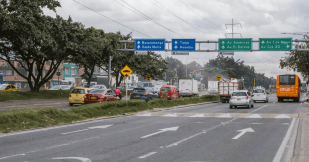 Imagen de una vía de Bogotá en la que circulan vehículos y motos.