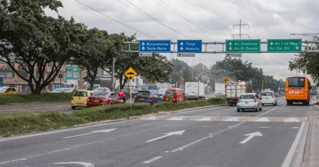 Foto que muestra vehículos andando por las calles