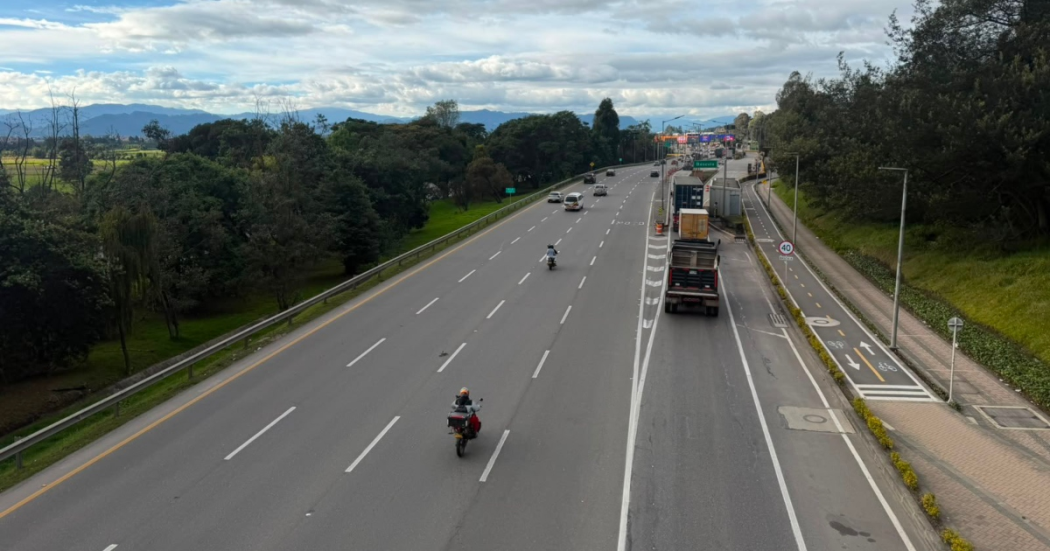 Foto que muestra vehículos andando por las calles 