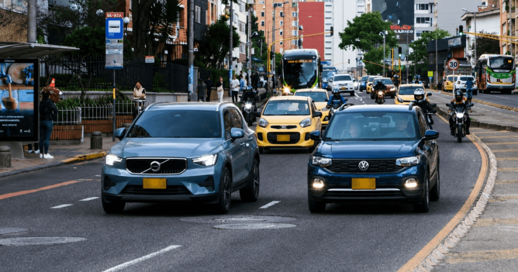 Foto que muestra vehículos andando por las calles