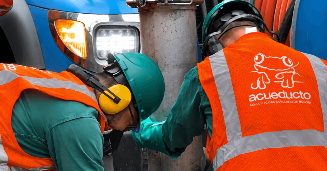 Foto que muestra dos personas con el uniforme del Acueducto de Bogotá