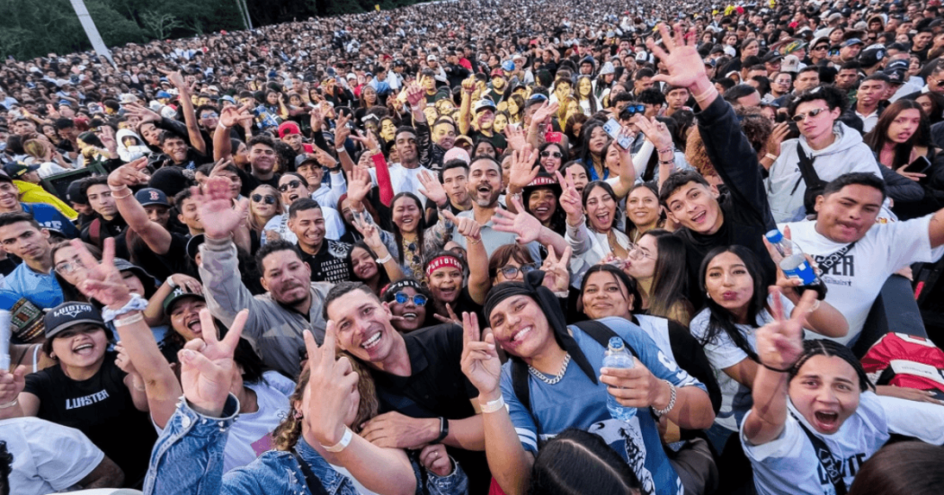 Miles de asistentes reunidos frente al escenario principal durante un concierto masivo del Festival de Verano 2026 en el parque Simón Bolívar de Bogotá.