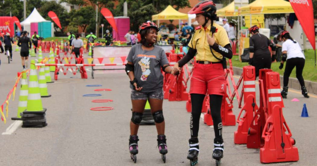 Guardia de la Ciclovía acompaña a usuaria que recorre en patines una de las vías habilitadas del parque lineal del Distrito