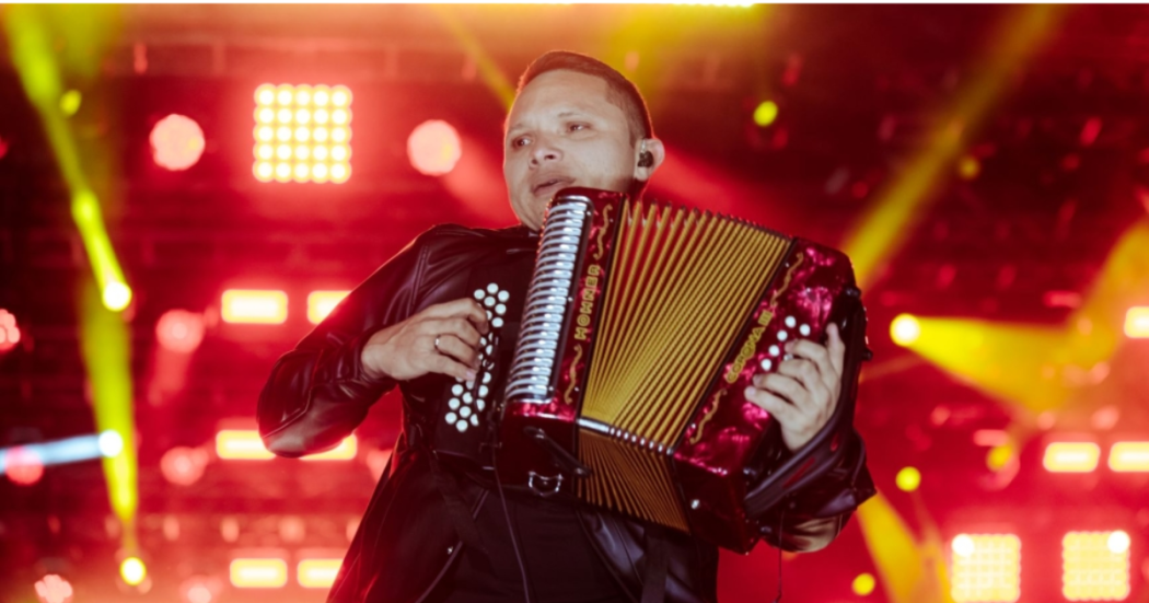Imagen de un hombre que toca un acordeón en el Festival Vallenato al Parque