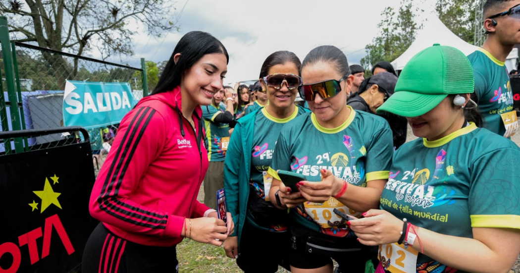 Imagen de una mujer joven que llega termina el reto y registra su tiempo con facilitadoras del IDRD.