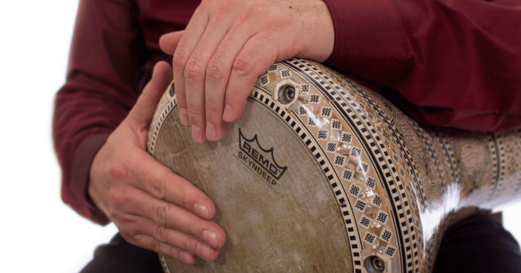Imagen de un hombre que toca la darbuka.