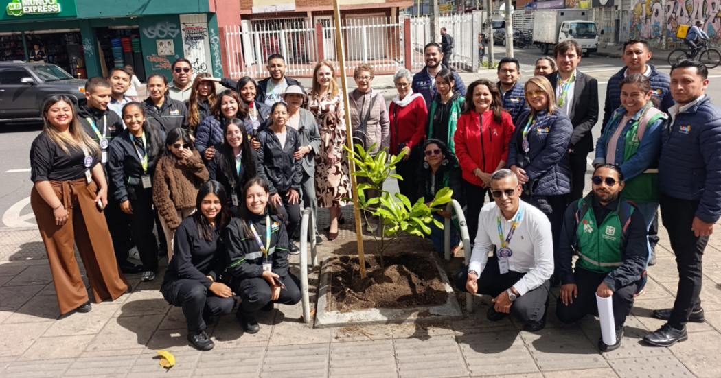 Grupo de personas y personal del Jardín Botánico de Bogotá durante una jornada de renaturalización en Plaza de las Américas