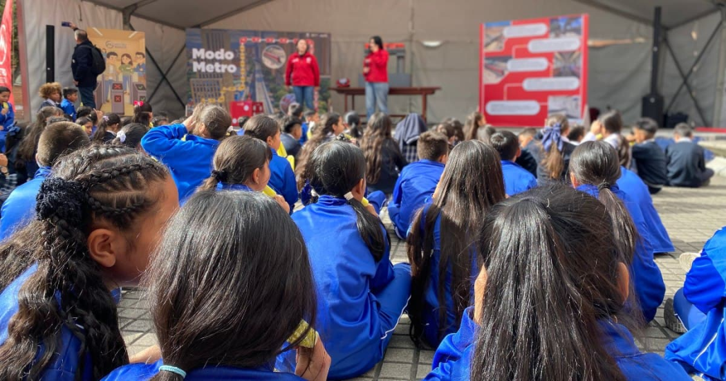 Foto de estudiantes en una actividad del Metro