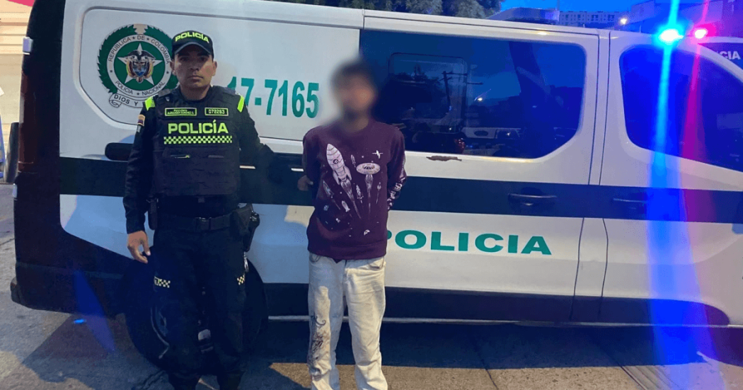 Un hombre capturado junto a un policía 