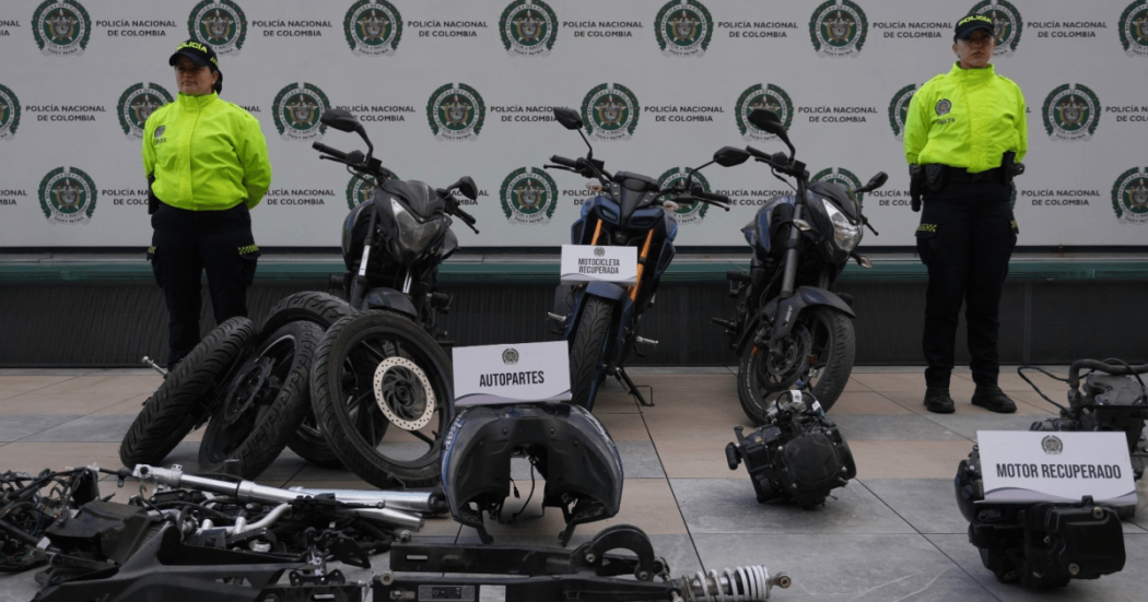 Foto que muestra dos policías, tres motos y autopartes 
