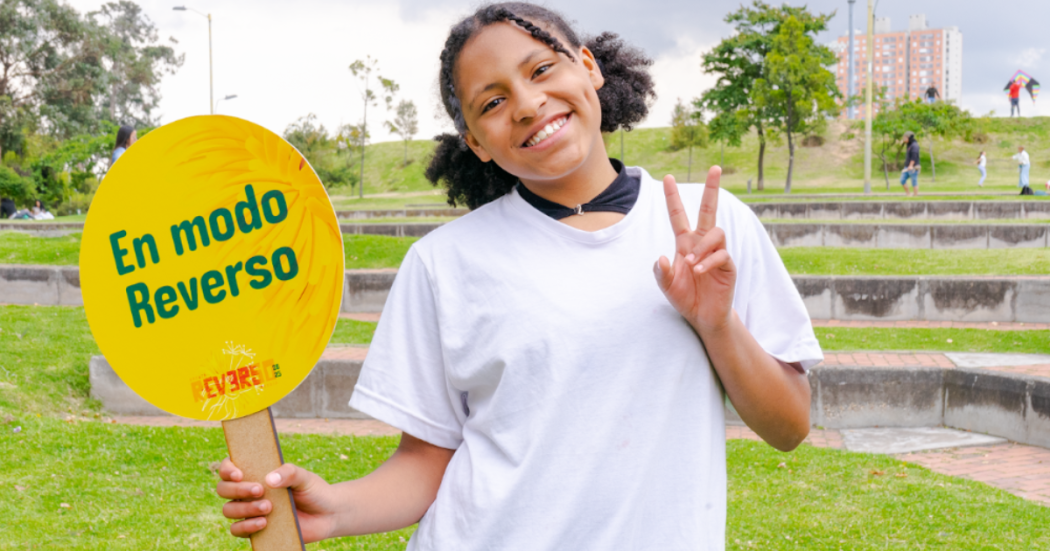 Imagen de una niña con un aviso de Festival Reverso 2025