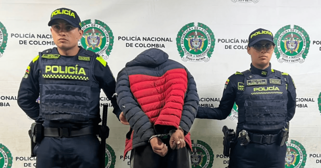 Abusador capturado en medio de dos policías.