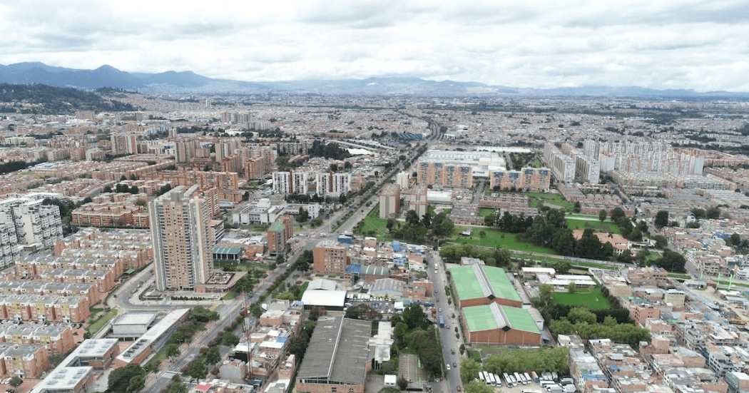 Foto panorámica de un barrio de Bogotá donde se ve un cielo nublado