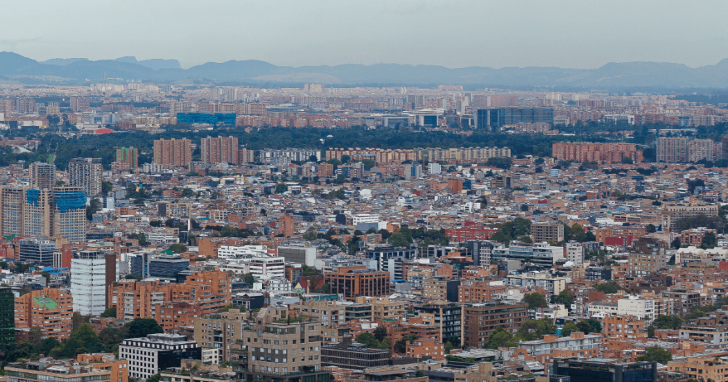 Vista panorámica de Bogotá con edificaciones residenciales y comerciales de diferentes alturas.