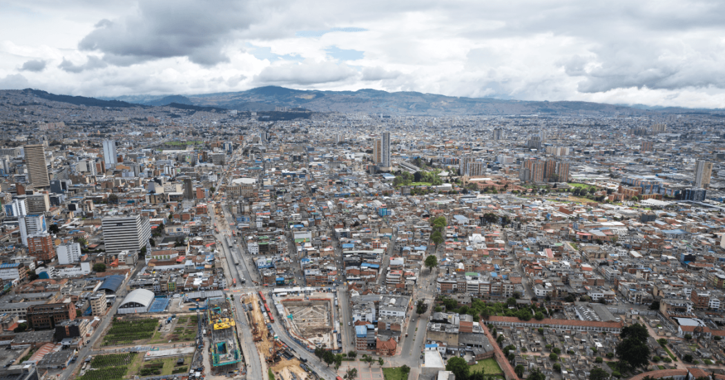 Vista aérea panorámica de Bogotá con alta concentración de edificaciones residenciales y comerciales.