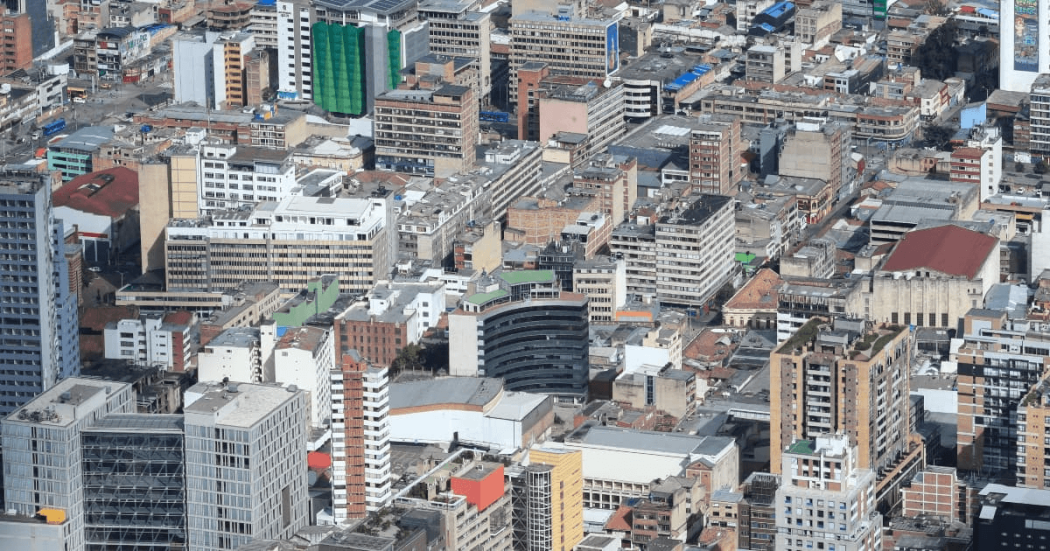 Vista aérea del centro de Bogotá con edificaciones residenciales, comerciales e institucionales de diferentes alturas.