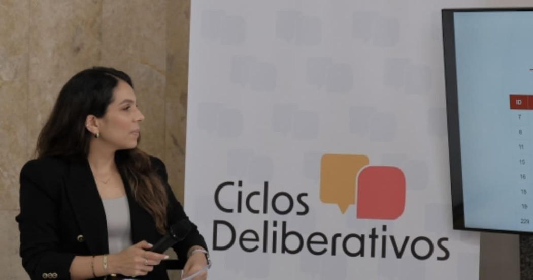 Una mujer liderando el sorteo de los Ciclos Deliberativos 