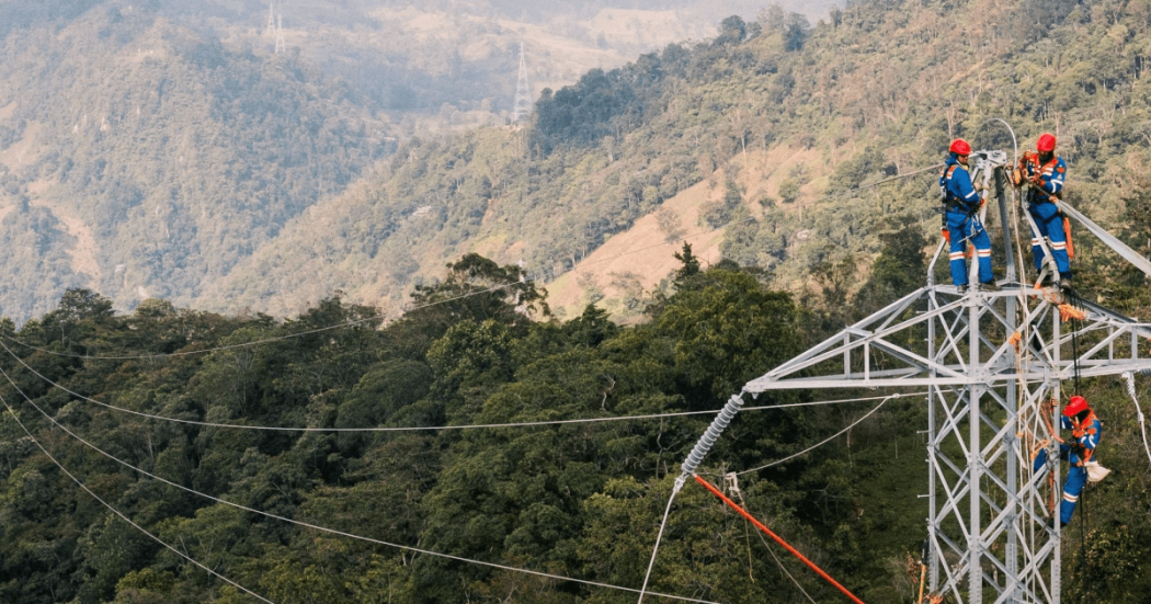 Foto que muestra personas con el uniforme de Enel Colombia realizando trabajos en una antena de energía