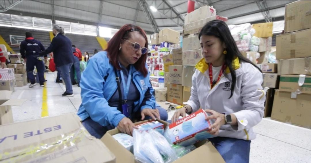 Foto de funcionarios del distrito recibiendo donaciones en Bogotá.