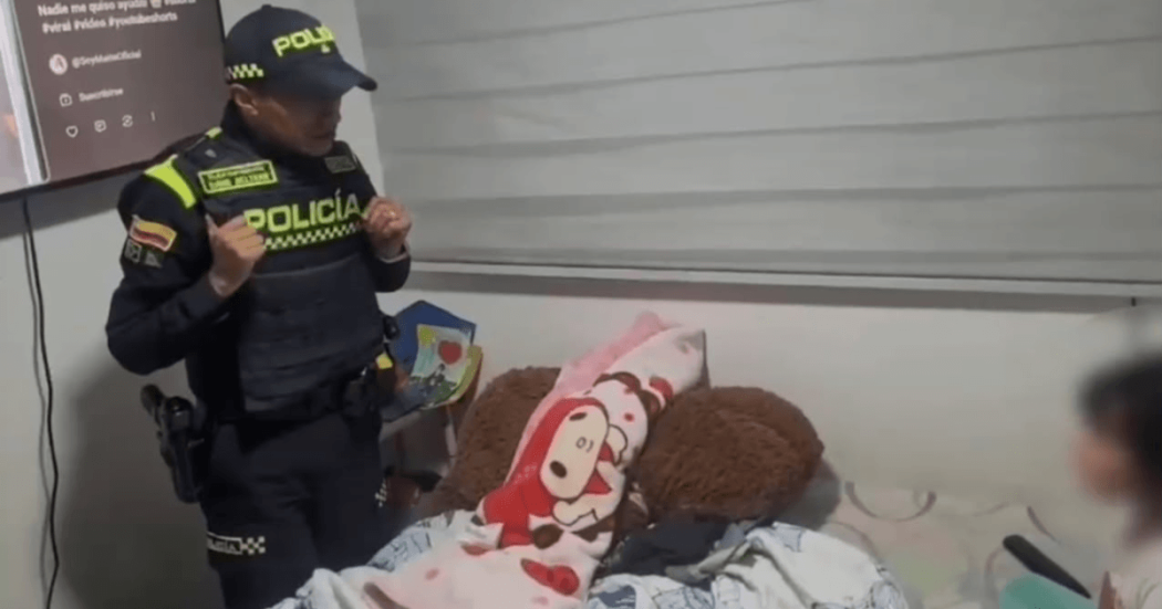 Uniformado de la policía frente a la niña rescatada.