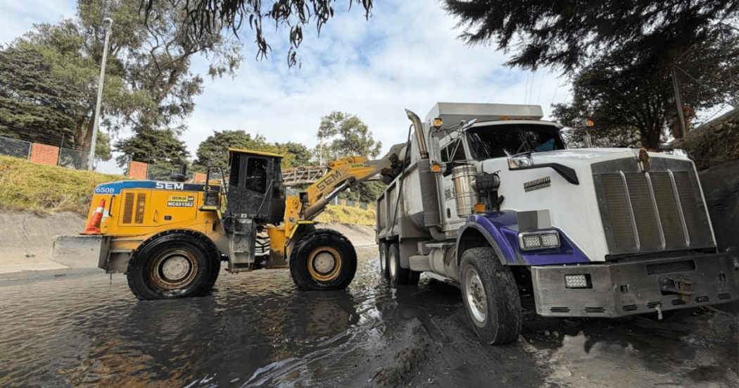 Foto que muestra un tractor recolector de residuos junto a una volqueta 