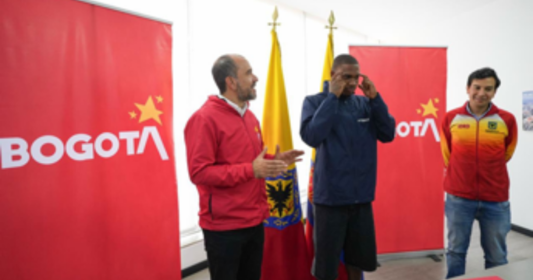Imagen del deportista Ronal Longa y el director del IDRD Daniel García Cañón