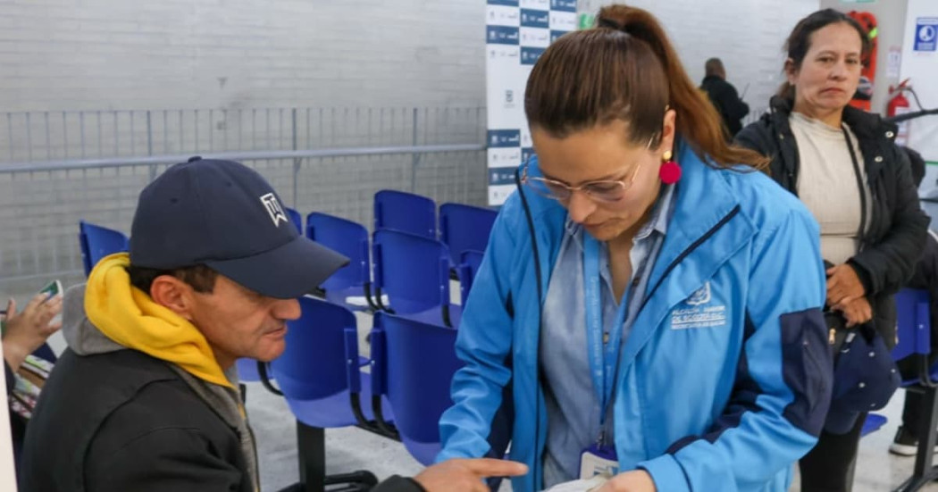 Persona de salud orientando a un paciente 