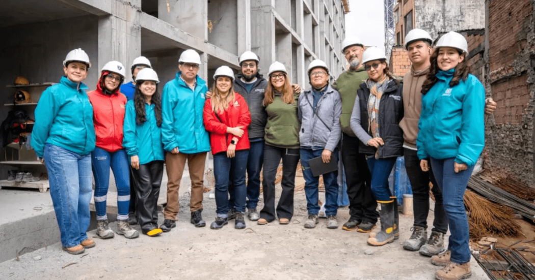 Foto que muestra un grupo de personas reunidas 