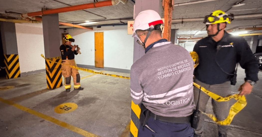 Foto que muestra tres personas con cascos revisando una pared 