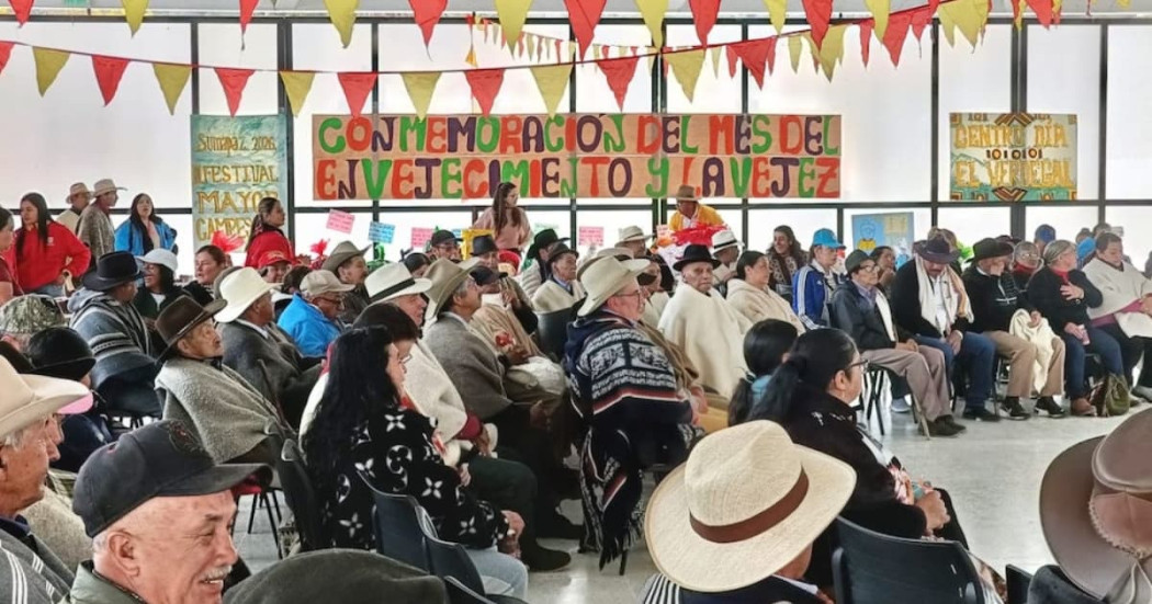 Adultos mayores en un evento cultural, artístico en la localidad de Sumapaz