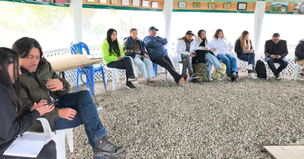 Foto de nas personas reunidas de Sumapaz