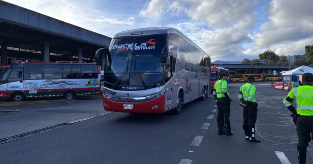 Foto de un bus intermunicipal en una de las sedes de Terminal de Transporte