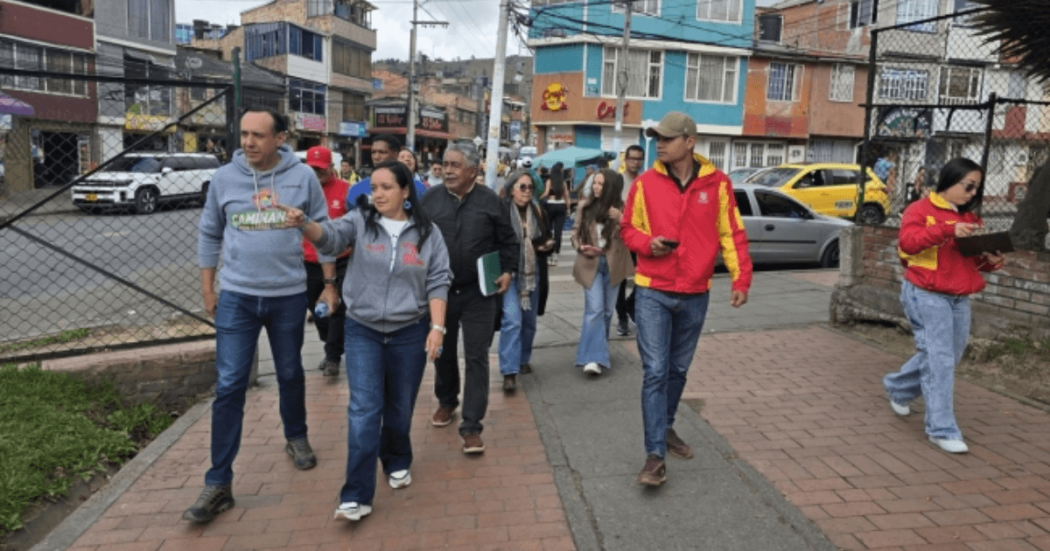 Foto que muestra personas caminando por las calles 
