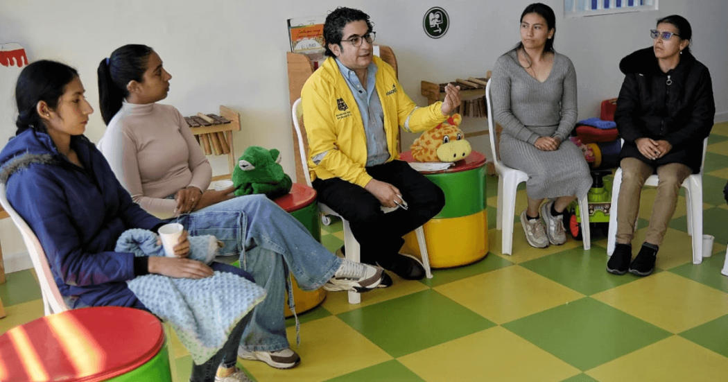 Foto que muestra cuatro personas hablando 
