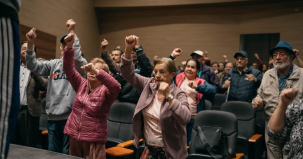 Foto de unos adultos mayores en un taller