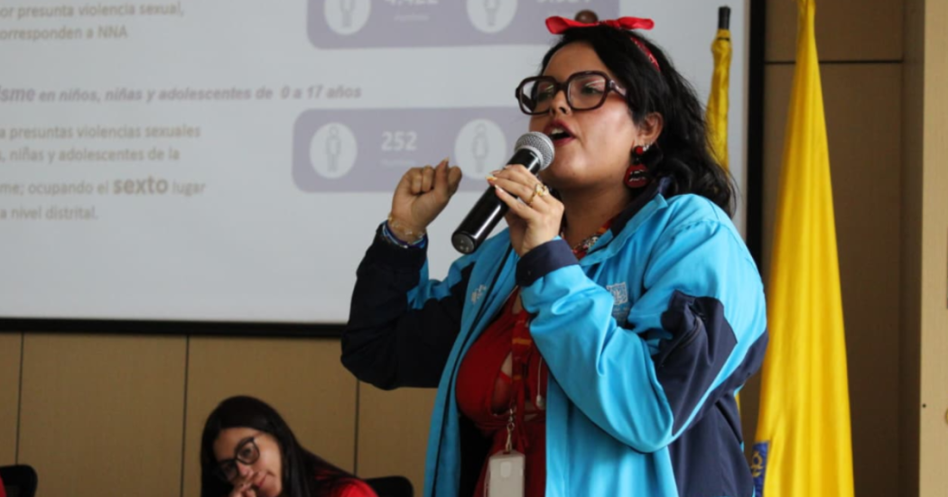 Foto de una mujer hablando en una charla 
