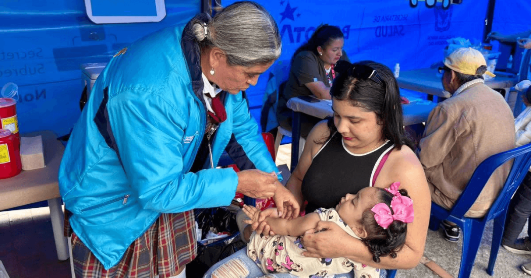 Personal de salud aplicando vacunas a un paciente pediátrico
