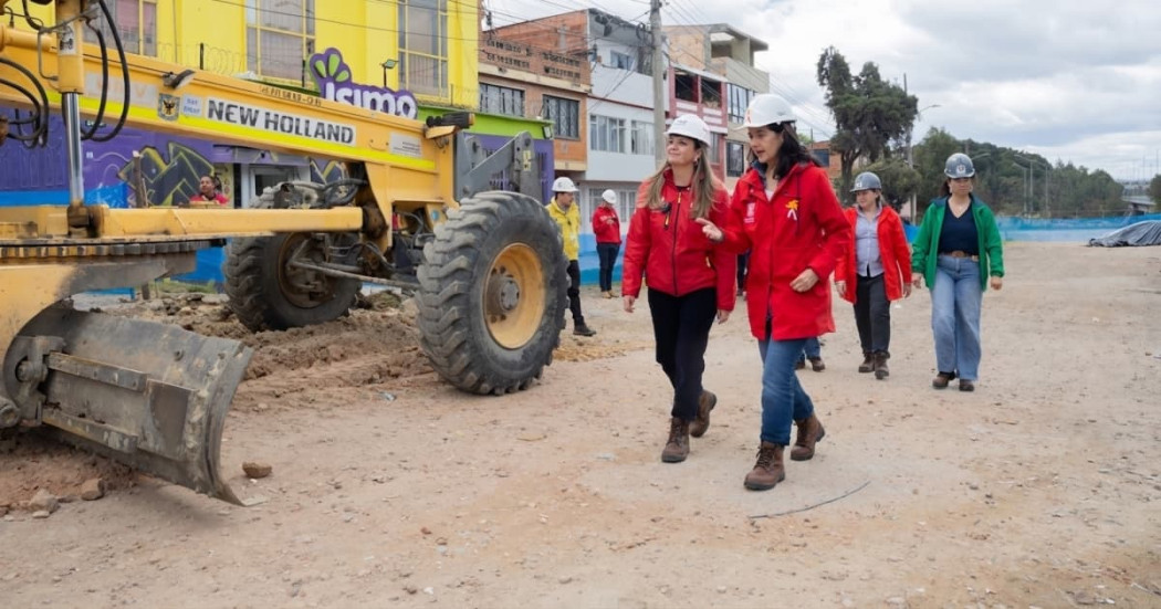 La Secretaria de Ambiente y la Directora de la UMV caminando en una vía de Bosa. 