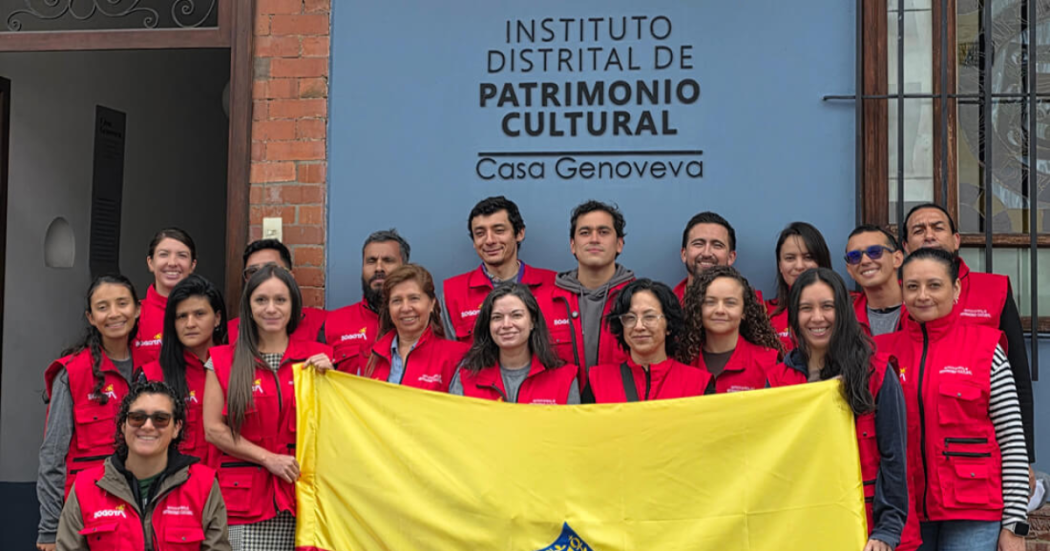 Imagen de voluntarios del IDPC al frente de la sede Casa Genoveva