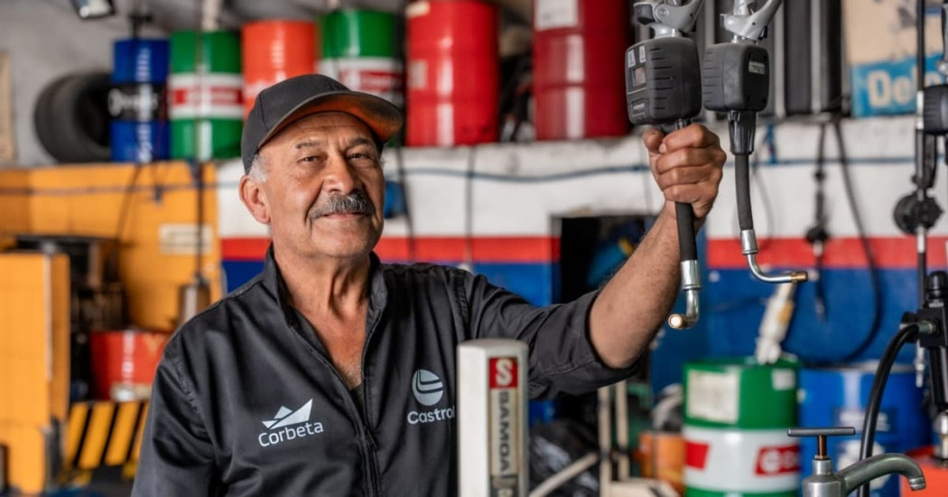 Foto de un hombre de 50 años laborando en una empresa de mecánica autromotríz en Bogotá.