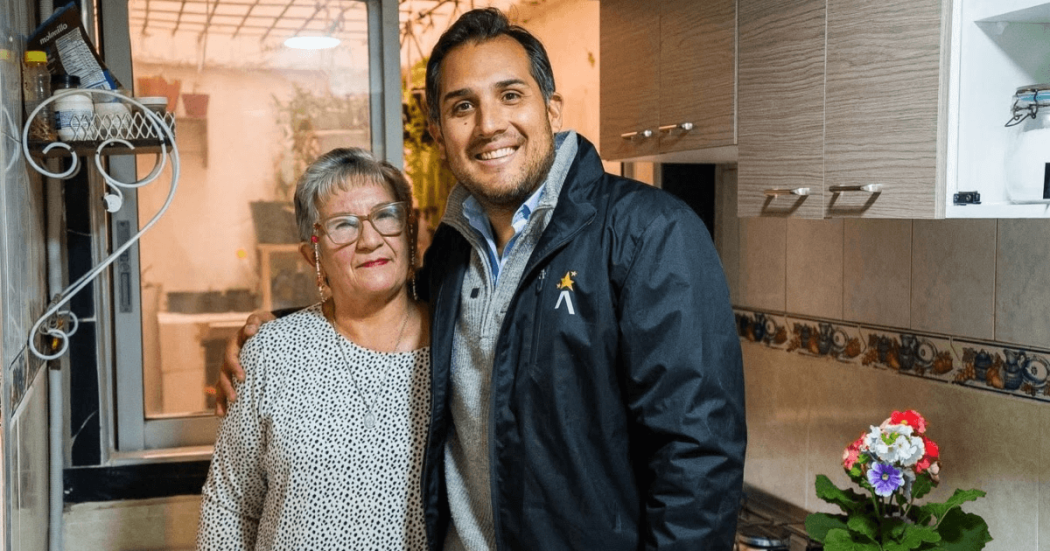 Foto que muestra un hombre y una mujer sonriendo