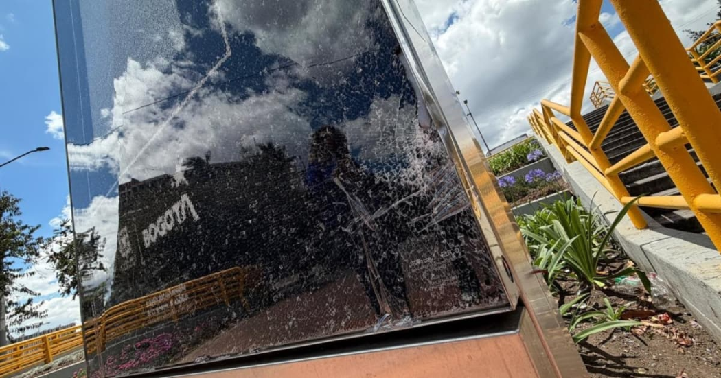 Un elementos del mobiliario de Bogotá afectado por el vandalismo