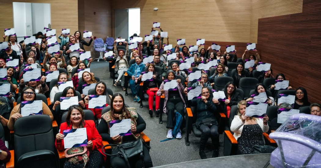 Foto de mujeres que se graduaron en Tunjuelito