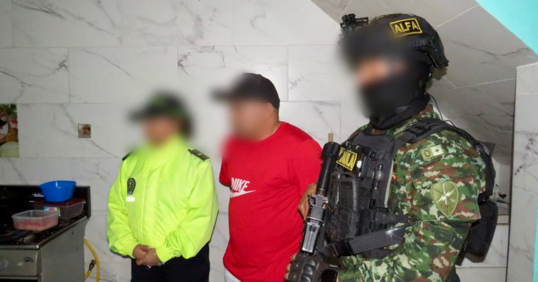 Foto de la captura de una personas señalada de extorsión y secuestro.