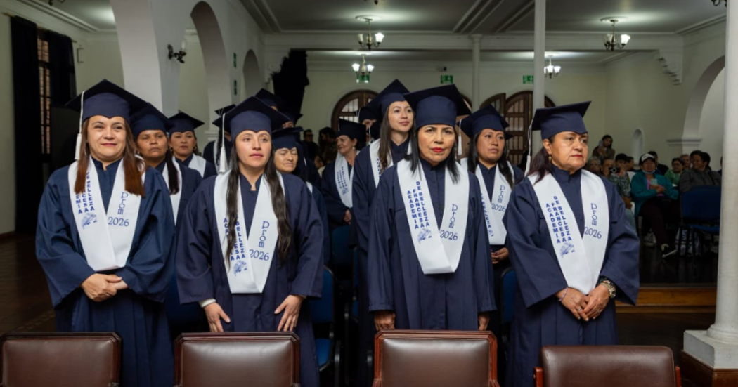 Foto de un grupo de mujeres en una graduación