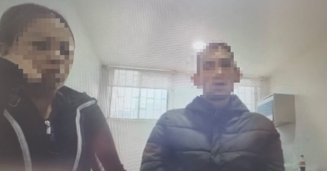 Foto de los dos acusados del homicidio del guarda Cristian Garzón en TransMilenio, durante la audiencia de imputación de cargos.